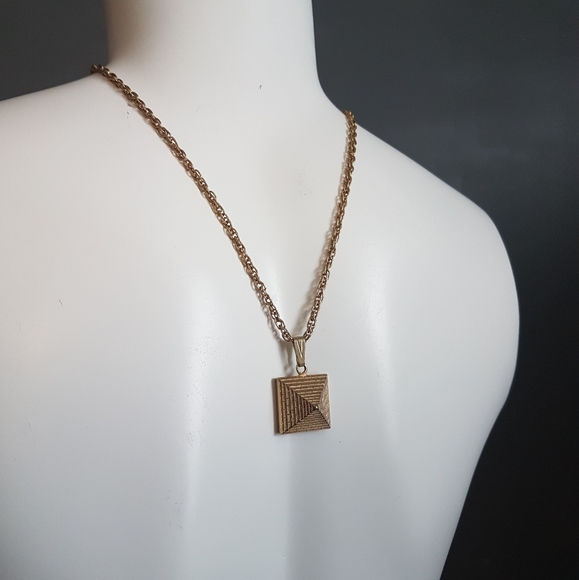 💃HOST PICK💃 Vintage Gold Tone Pyramid Necklace - Picture 2 of 6